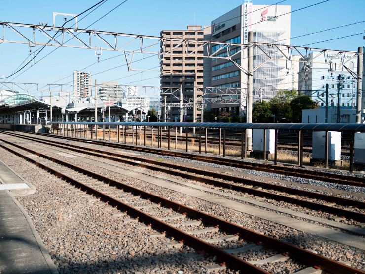 （JR四国本社近くより撮影した、高松駅のプラットフォーム近くの様子）