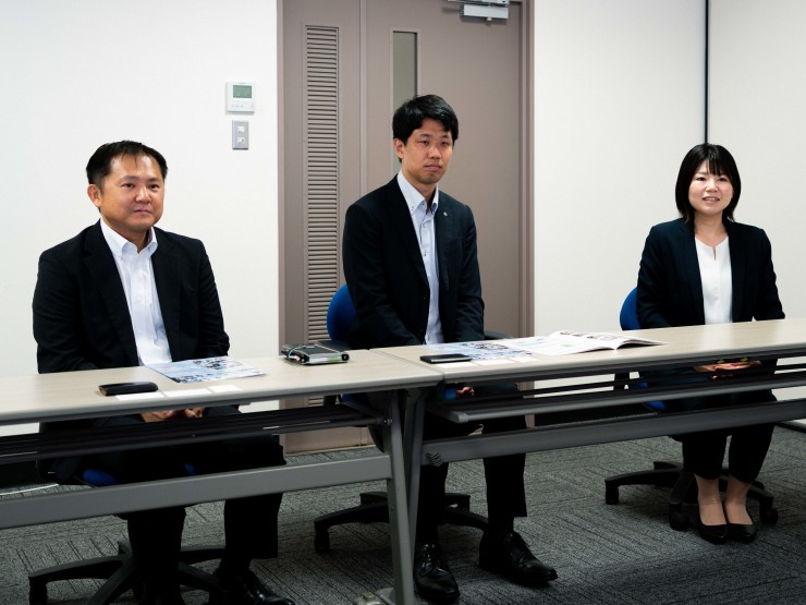 （インタビュー中の光延さん(左)・西村さん(中)・杉本さん(右)）