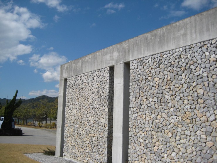 本社にある事業の基盤となった石灰の壁＝高知県高知市