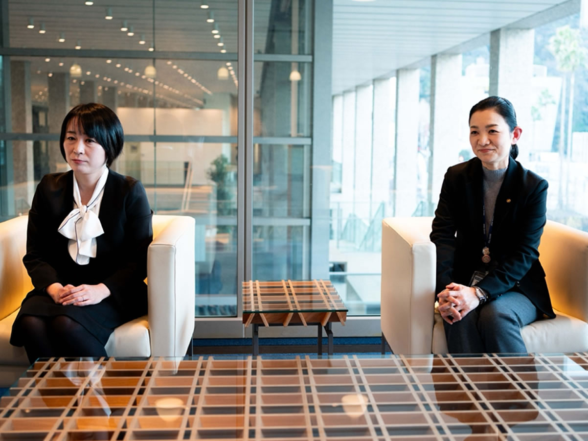 （インタビュー中の渡邉さん（左）、小林さん（右））